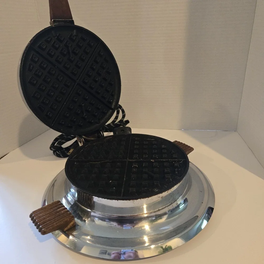 ANTIQUE RARE ELECTRAHOT MFG CO. ROUND WAFFLE IRON - Number 375 or 660